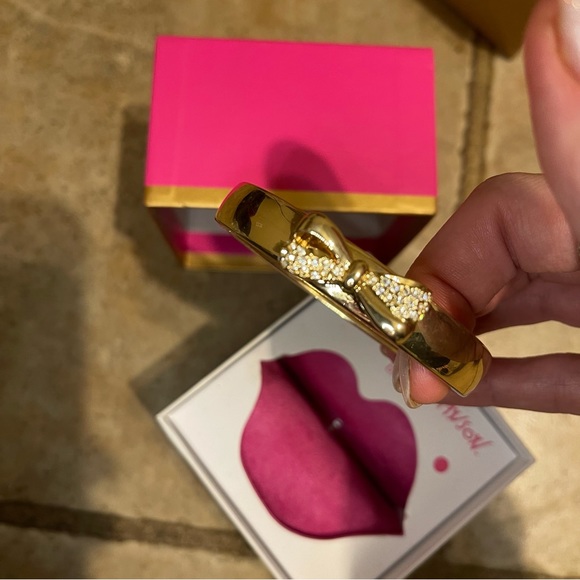 Betsey Johnson gold bow tie bangle bracelet - Picture 4 of 5